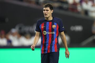 El central danés ha sido el jugador que más minutos ha disputado en la gira norteamericana y el líder de la defensa. Contra el Inter de Miami y el Real Madrid Christensen no pasó apenas apuros. Ante la Juventus estuvo muy atento en las anticipaciones, fue hábil al sacar el balón y mostró seguridad en sus duelos con los rivales. En su último encuentro frente al New York Red Bull también cuajo un buen partido y estuvo bien colocado en todo momento. Xavi Hernández lo tendrá complicado a la hora de elegir, ya que tras el fichaje de Koundé y la presencia de Araujo y Eric García no será tarea fácil para el danés, que ya ha mostrado sus credenciales.