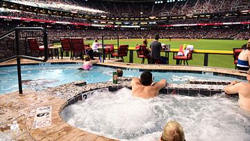 Una piscina para ver el béisbol a 26.000 dólares por partido