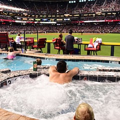 Una piscina para ver el béisbol a 26.000 dólares por partido