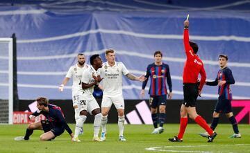 Jugada entre Vinicius y De Jong que acaba en tarjeta amarilla para el brasileño.
