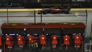 Ferrari&#039;s Monegasque driver Charles Leclerc (top) drives past the Ferrari team as he takes part in the qualifying session for the Formula One Singapore Grand Prix at the Marina Bay Street Circuit in Singapore on September 21, 2019. (Photo by Mohd RAS