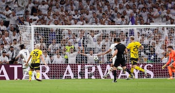 2-2. El VAR valida el gol de Vinicius. Recibe Mbappé al borde del área, no hay fuera de juego, se interna y el despeje de Nico Schlotterbeck llega al delantero brasileño para anotara a placer el empate.