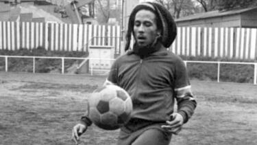 No es secreto que una de las grandes pasiones de Bob Marley, además de la música, era el futbol. Previo a sus conciertos le gustaba jugar partidos con el resto de los músicos. En una ocasión fue cuestionado sobre este gusto y su respuesta fue: "Libertad, el futbol es libertad". 