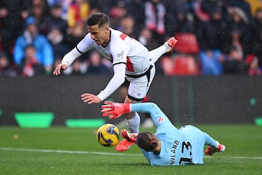 El portero del Sevilla es cada día más importante. De nuevo su buena actuación evitó que su equipo se fuera de vacío de Vallecas.
