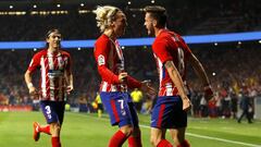 Griezmann celebra con Sa&uacute;l su gol al Barcelona. 