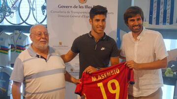 Marco Asensio ha hecho entrega este viernes 17 de junio de la camiseta de su debut internaciona para el museo del Centro de Interpretación del Deporte de las Islas Baleares.