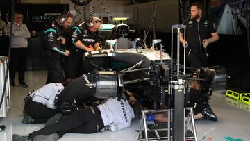 Mecánicos de Mercedes trabajan en el coche de Nico Rosberg durante el GP Gran Bretaña 2016.