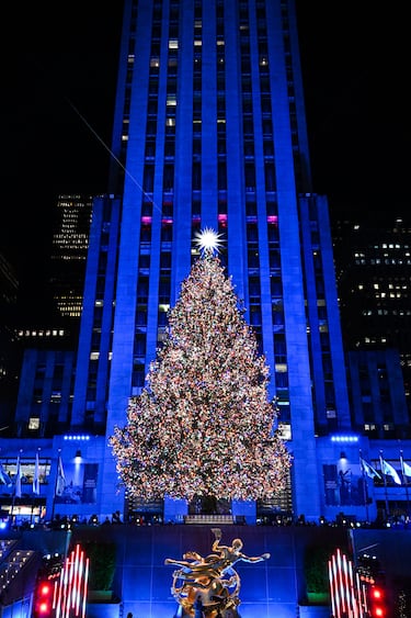 El árbol de Navidad del Rockefeller Center 2025 se enciende para dar la bienvenida temporada navideña.