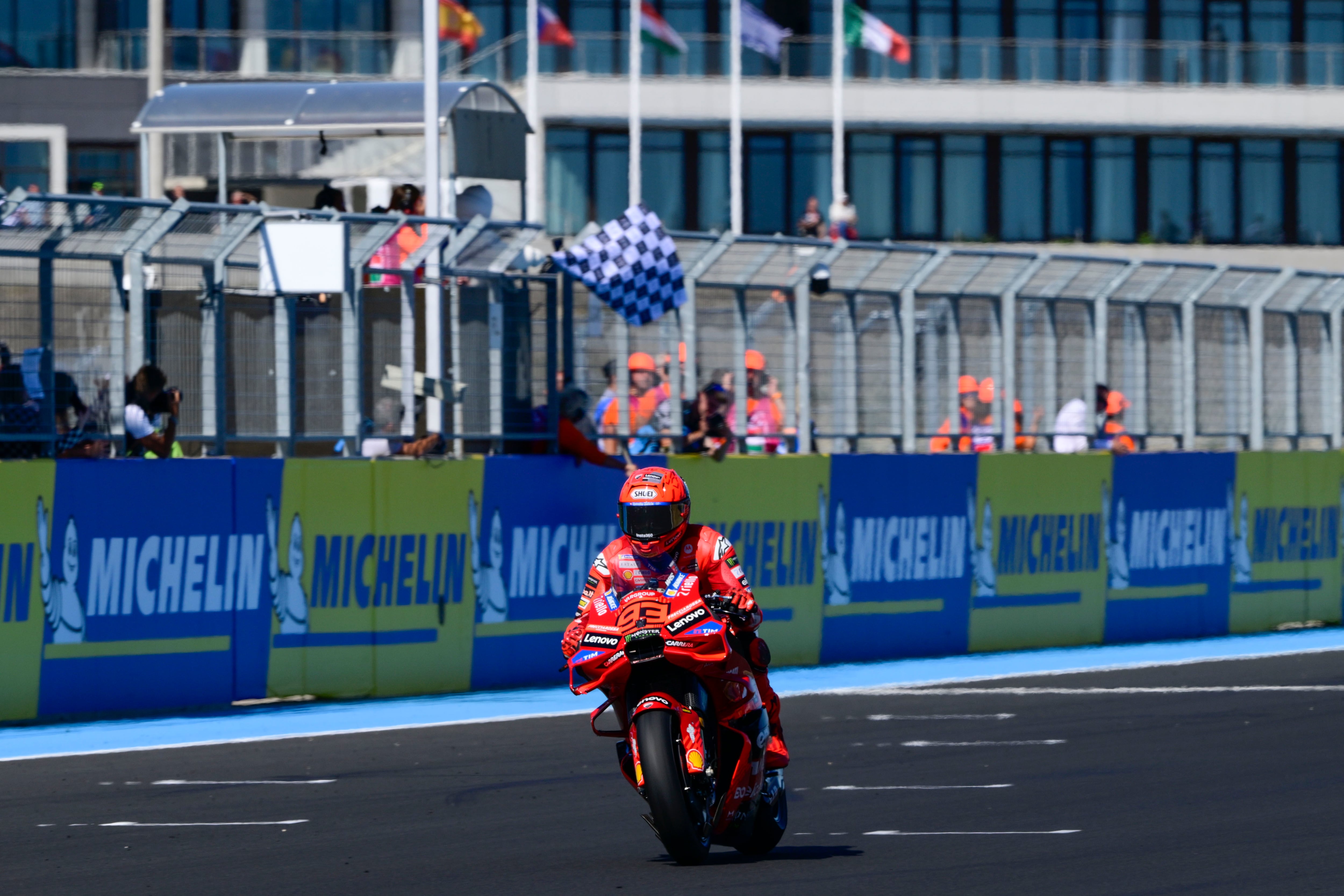 Marc Márquez cruza la línea de meta del Gran Premio de Hungría de MotoGP.