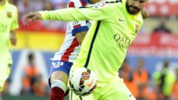 Piqué intenta controlar ante Torres.