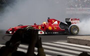 El piloto mexicano Esteban Gutiérrez manejó el monoplaza de Ferrari en el Paseo de la Reforma, la avenida más importante de Ciudad de México, dentro de la exhibición "Scuderia Ferrari Street Demo", misma que promociona el Gran Premio de México, que se correrá el 1 de noviembre.