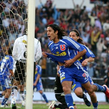 Luis Pedro Figueroa anotó 3 goles, en 12 Superclásicos. Uno por Colo Colo y dos en la U.