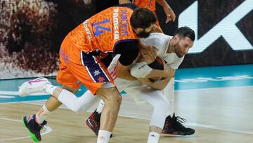 El alero del Real Madrid Rudy Fernández (d) disputa el balón ante Bojan Dubljevic (i), pívot montenegrino del Valencia Basket, durante el primer encuentro de semifinales de 'playoff' de la Liga Endesa entre el Real Madrid y el Valencia Basket, este domingo en el WiZink Center de Madrid.