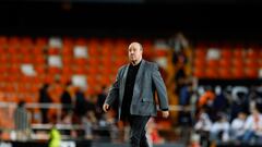 El entrenador Rafa Benítez camina sobre el césped de Mestalla.