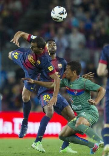 Jornada 32 / BARCELONA - LEVANTE.  Montoya , Song y Valdo en un control por el esférico.