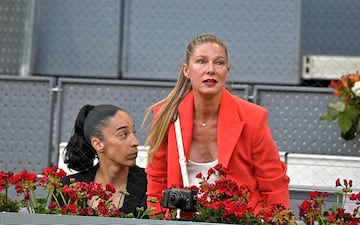 Anne Igartiburu y su hija Noa durante el partido entre Iga Swiatek y Petra Martic de cuartos de final del Mutua Madrid Open de tenis.