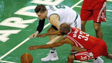 CJX01. BOSTON (EE.UU.), 25/01/2017.- Jon&aacute;s Jerebko (i) de Boston Celtics disputa un bal&oacute;n con Corey Brewer (d) de Houston Rockets hoy, mi&eacute;rcoles 25 de enero de 2017, durante un juego de la NBA en TD Garden en Boston (EE.UU.). EFE/CJ GUNTHER