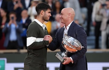 Andre Agassi entrega el trofeo a Carlos Alcaraz.