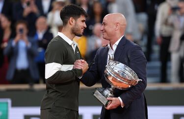 Andre Agassi entrega el trofeo a Carlos Alcaraz. 