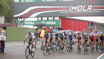 El pelotón rueda por el circuito de Imola durante el Giro de Italia 2018.