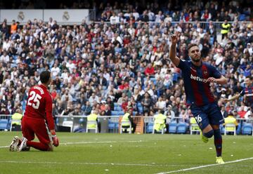 Al final de la primera parte al Levante le anularon un gol de Rochina por fuera de juego de Toño al inicio de la jugada. 