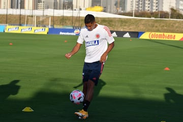 El entrenador colombiano, Reinaldo Rueda, realizó el primer entrenamiento con los jugadores convocados del FPC al microciclo que se lleva a cabo en la Sede Deportiva de la Federación Colombiana de Fútbol. 