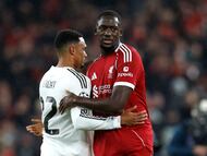 Ibrahima Konaté saluda a Trent.