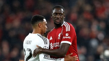 Ibrahima Konaté saluda a Trent.