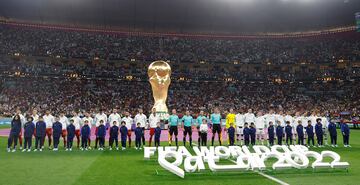 Las selecciones de España y Alemania posan en el centro del campo durante los himnos nacionales.