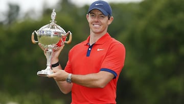Rory McIlroy posa con el trofeo del RBC Canadian Open en el Hamilton Golf and Country Club de Hamilton, Canadá.