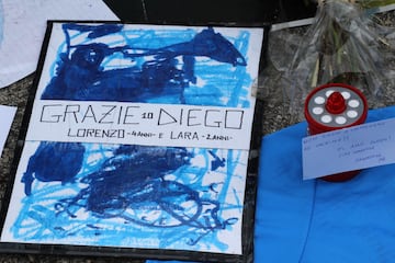 Numerosos aficionados del club italiano se han acercado a los alrededores del estadio San Paolo para dar el último adiós al astro argentino. Las inmediaciones de la casa del Nápoles se han convertido en un santuario de Diego antes del encuentro frente a la Roma.