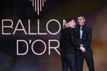 Balon de Oro 2021. Leo Messi, jugador del Paris Saint Germain. En la imagen, con Luis Su¨¢rez, jugador del Atl¨¦tico de Madrid.