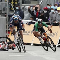 Carapaz y Mas sobreviven a otra escabechina del Tour