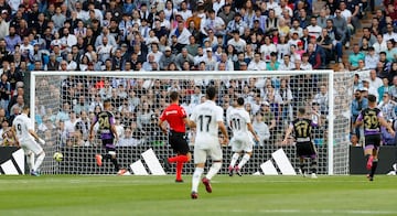 El balón entra en la portería en el 1-0 de Rodrygo al Valladolid. 
