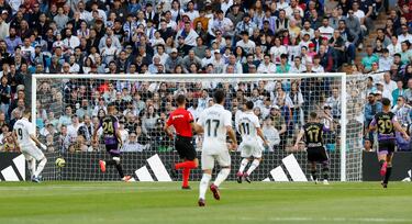 El balón entra en la portería en el 1-0 de Rodrygo al Valladolid. 
