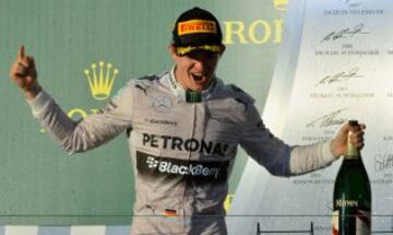 Nico Rosberg piloto de Mercedes celebrando en el podio su victoria en el Gran Premio de Australia de Fórmula uno.