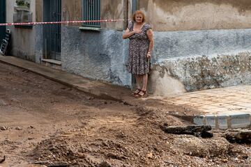 Varios vecinos trabajan en las zonas afectadas por las lluvias en Santa Barbara, Tarragona.