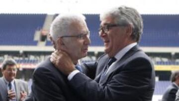 <b>AMISTAD. </b>Dani Sánchez Llibre abraza a Ramon Condal el día en que le sucedió en la presidencia.