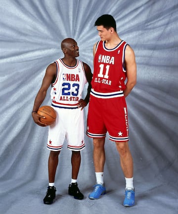 El jugador de baloncesto de 2,29 nacido en Shanghái, Yao Ming, posa con el '23' durante el All-Stars de 2003. Aquel Juego de las Estrellas se disputó en el Philips Arena de la ciudad de Atlanta y el equipo del Oeste se impuso al Este por 155-145.  En el partido había leyendas como Allen Iverson, Kobe Bryant, Tim Duncan, Shaquille O'Neal...