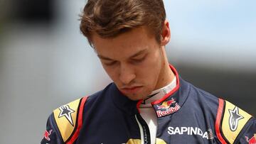 Kvyat con el mono de Toro Rosso en Barcelona.