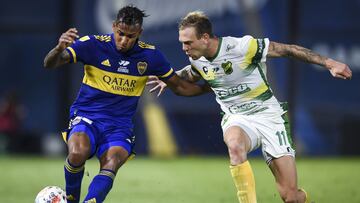 BUENOS AIRES, ARGENTINA - APRIL 03: Sebastian Villa of Boca Juniors fights for the ball with Carlos Rotondi of Defensa y Justicia during a match between Boca Juniors and Defensa y Justicia as part of Copa De La Liga Profesional 2021 at Estadio Alberto J. Armando on April 3, 2021 in Buenos Aires, Argentina. (Photo by Marcelo Endelli/Getty Images)