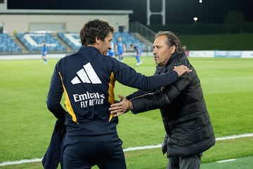 Raúl y el exrojiblanco Alfredo Santaelena, técnico del San Fernando, charlaron justo antes del partido. 