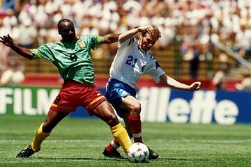 Uno de los grandes futbolistas africanos de todos los tiempos, desarrolló su carrera en Francia. Roger Milla es el goleador más veterano de la Historia de los mundiales cuando marcó ante Rusia en el Mundial de EE.UU 1996