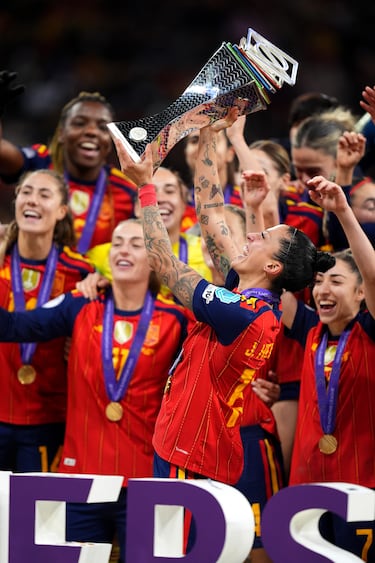 Jenni Hermoso levanta el trofeo de campeonas.