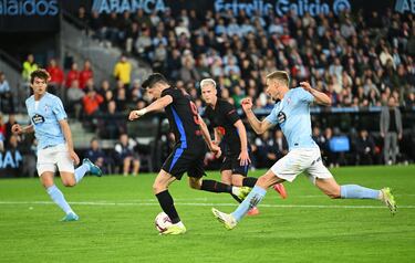 0-2. Fallo en el pase de Óscar Mingueza, Raphinha se lleva el balón, asiste a Robert Lewandowski que a trompicones, define con un disparo raso y a la izquierda de Vicente Guaita en el minuto 60.