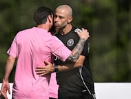 (FILES) Inter Miami's Argentine forward #10 Lionel Messi greets his Argentine head coach Javier Mascherano during a training session on the eve of the Club World Cup 2025 Group A football match between Egypt's Al-Ahly and US Inter Miami at Inter Miami CF Training Centre, Fort Lauderdale, Florida on June 13, 2025. Argentinian Javier Mascherano has stepped down as manager of Lionel Messi�s Inter Miami for personal reasons, the US club announced on April 14, 2026. (Photo by PATRICIA DE MELO MOREIRA / AFP)