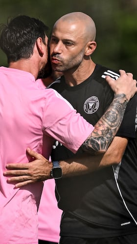 (FILES) Inter Miami's Argentine forward #10 Lionel Messi greets his Argentine head coach Javier Mascherano during a training session on the eve of the Club World Cup 2025 Group A football match between Egypt's Al-Ahly and US Inter Miami at Inter Miami CF Training Centre, Fort Lauderdale, Florida on June 13, 2025. Argentinian Javier Mascherano has stepped down as manager of Lionel Messi�s Inter Miami for personal reasons, the US club announced on April 14, 2026. (Photo by PATRICIA DE MELO MOREIRA / AFP)