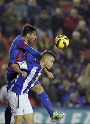 El jugador del Levante UD, Nikos,detrás, disputa un balón con Finnbogason de la Real Sociedad, durante el partido de Liga correspondiete a la jornada 16 disputado esta tarde en el estadio Ciutat de València.
