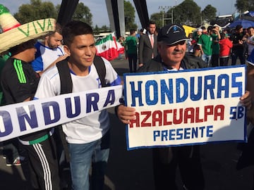 Así se vive el ambiente en el Estadio Azteca para el duelo eliminatorio entre la selección mexicana y el conjunto catracho rumbo a Rusia 2018.