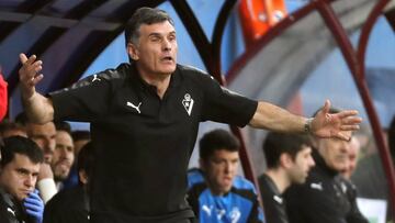 El entrenador del Eibar, José Luis Mendilibar, durante el encuentro de LaLiga contra la Real Sociedad correspondiente a la jornada 30 que han disputado hoy en el estadio de Ipurúa de Eibar.